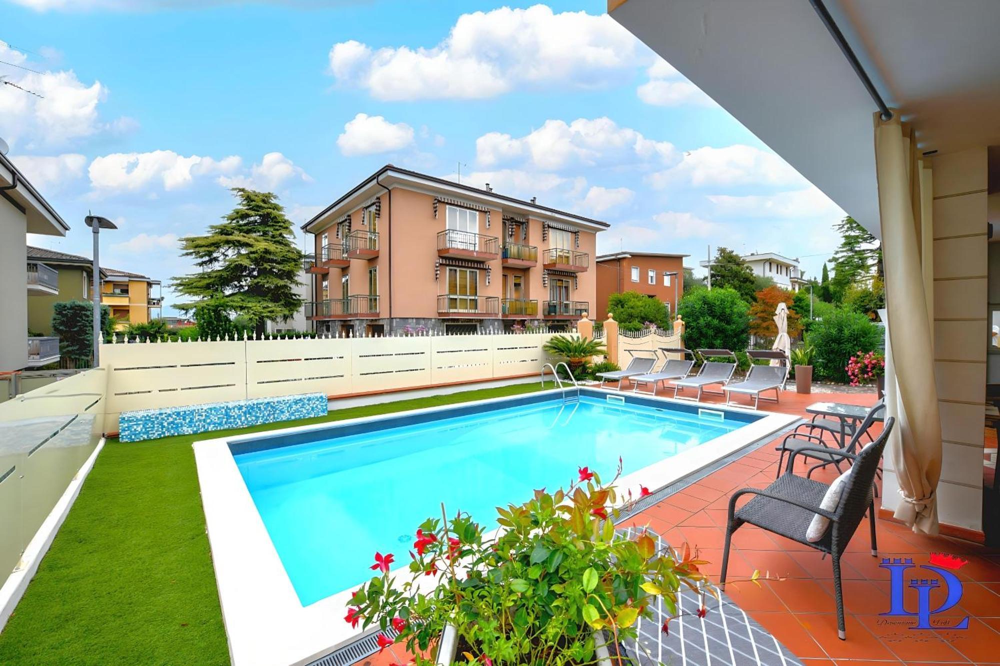 Desenzanoloft Official Partner Marriott Homes & Villas - Garden & Pool Desenzano del Garda Exterior photo